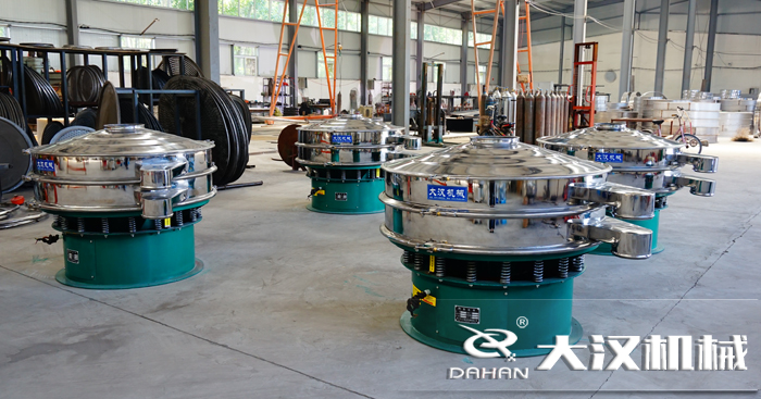 磨料振動篩的工作原理:是由直立電機(jī)作為激振源,用來幫助物料進(jìn)行運(yùn)動并且實(shí)現(xiàn),理想的分級除雜效果。