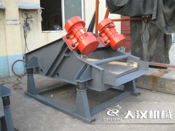 礦用振動篩采用優質的錳鋼材質,主要特點就耐磨性強,對于礦用振動篩來說其,耐磨性是非常重要的。