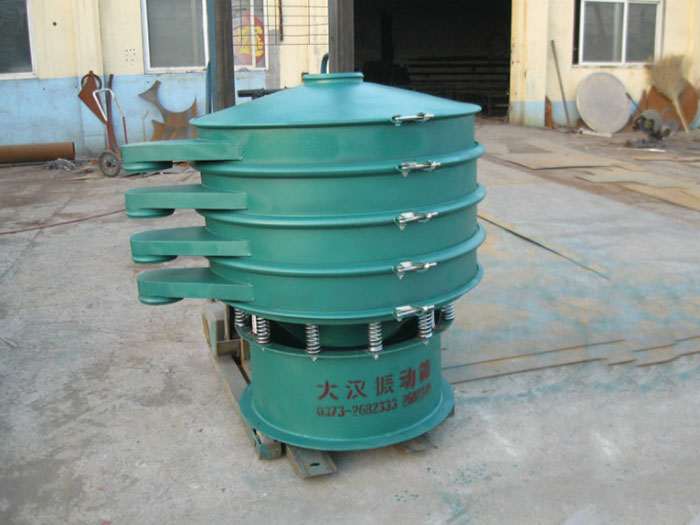 直徑1000型振動篩除了有碳鋼材質其還有不銹鋼+碳鋼，以及全不銹鋼的選擇，用戶可根據用戶物料的性質不同可進行選擇。