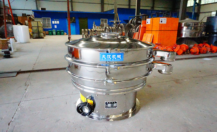 全不銹鋼振動篩采用304不銹鋼材質，利用不銹鋼材質的耐氧化，防腐蝕的特點，實現物料的篩分目的。