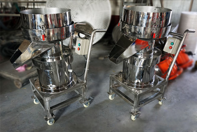 450型過濾篩機(jī)實(shí)拍：全不銹鋼小推車式過濾篩，便于篩機(jī)的移動，適合場地不確定的用戶。